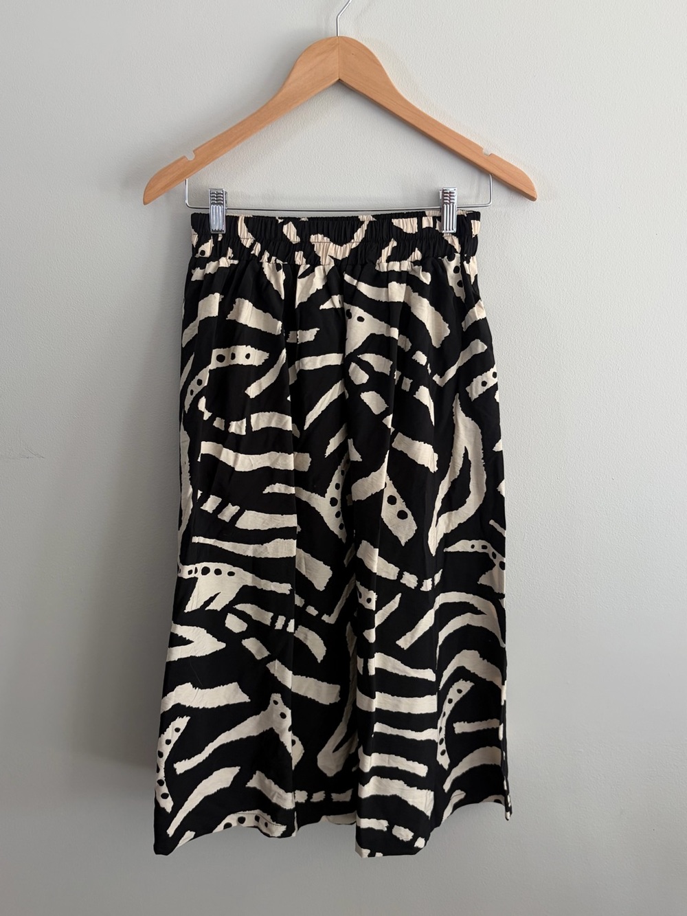 Monteau Black and Cream Midi Skirt